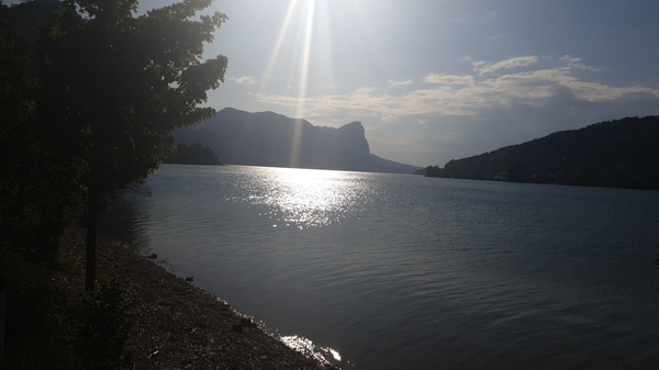 Lichtspiele in der Dämmerung am Mondsee, Blickrichtung Salzburg