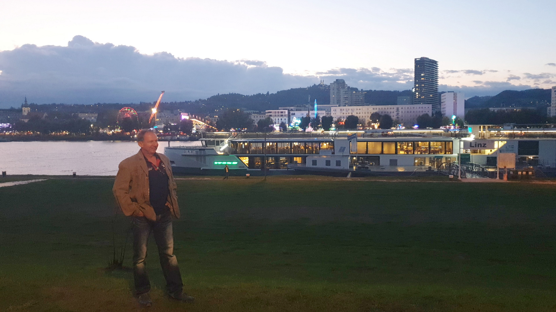 Blick über die Donau zum Urfahraner-Markt