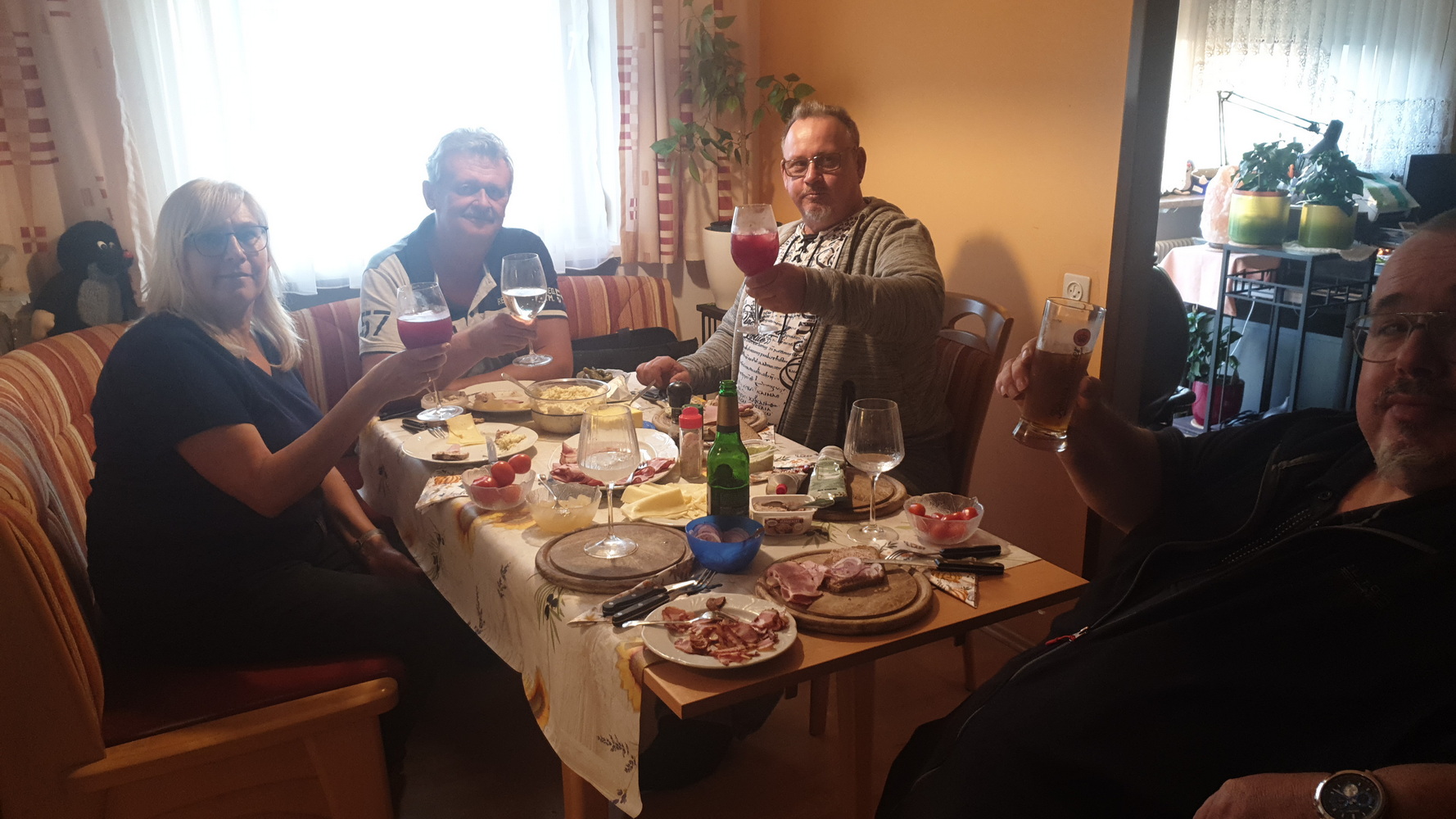 Die "Heurigen-Jause" am Abend mit einigen meiner Lebens-Freunde