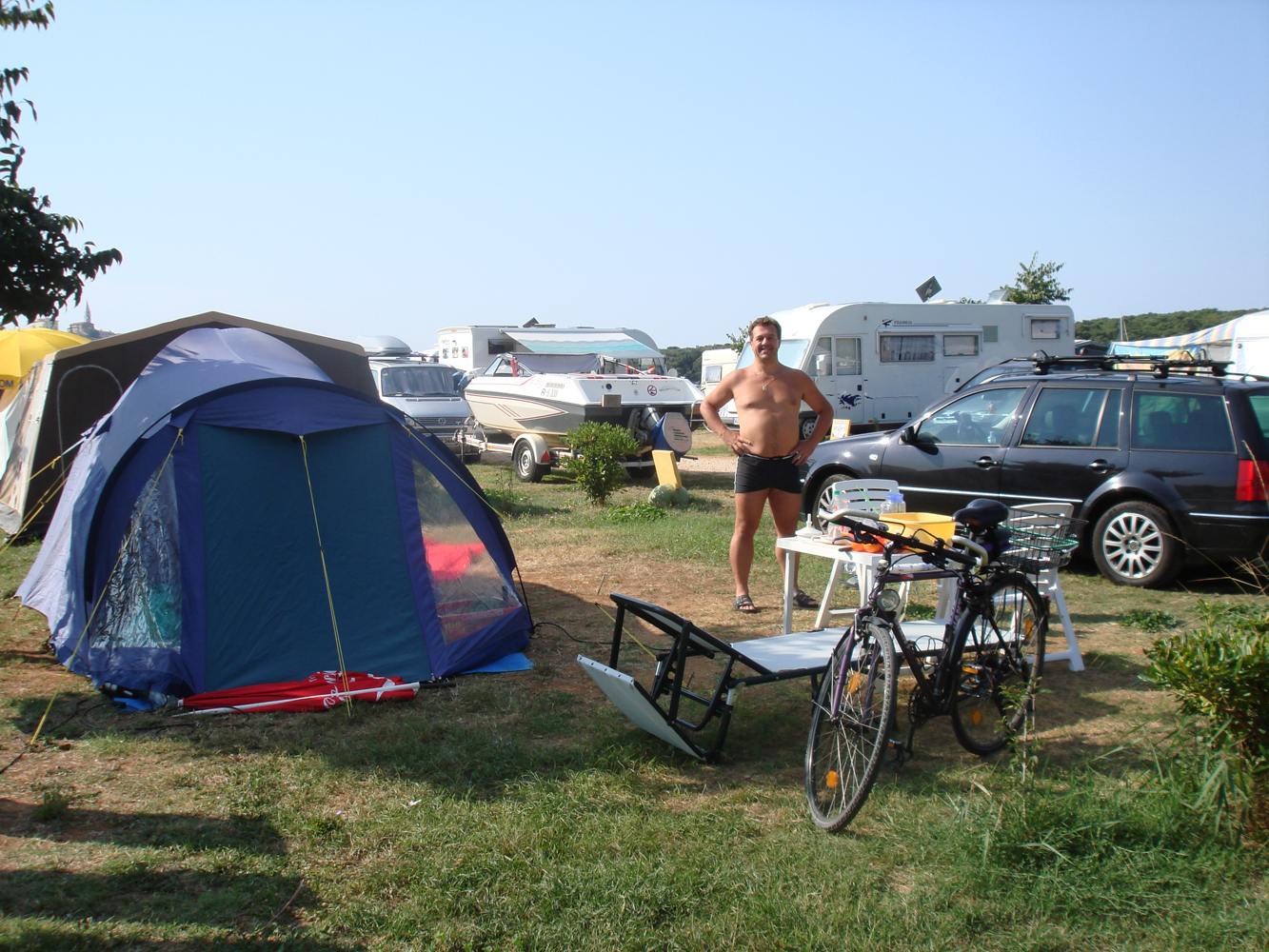Gerhards Heim und Platz für 1. Woche neben dem Wohnmobil seiner Freunde