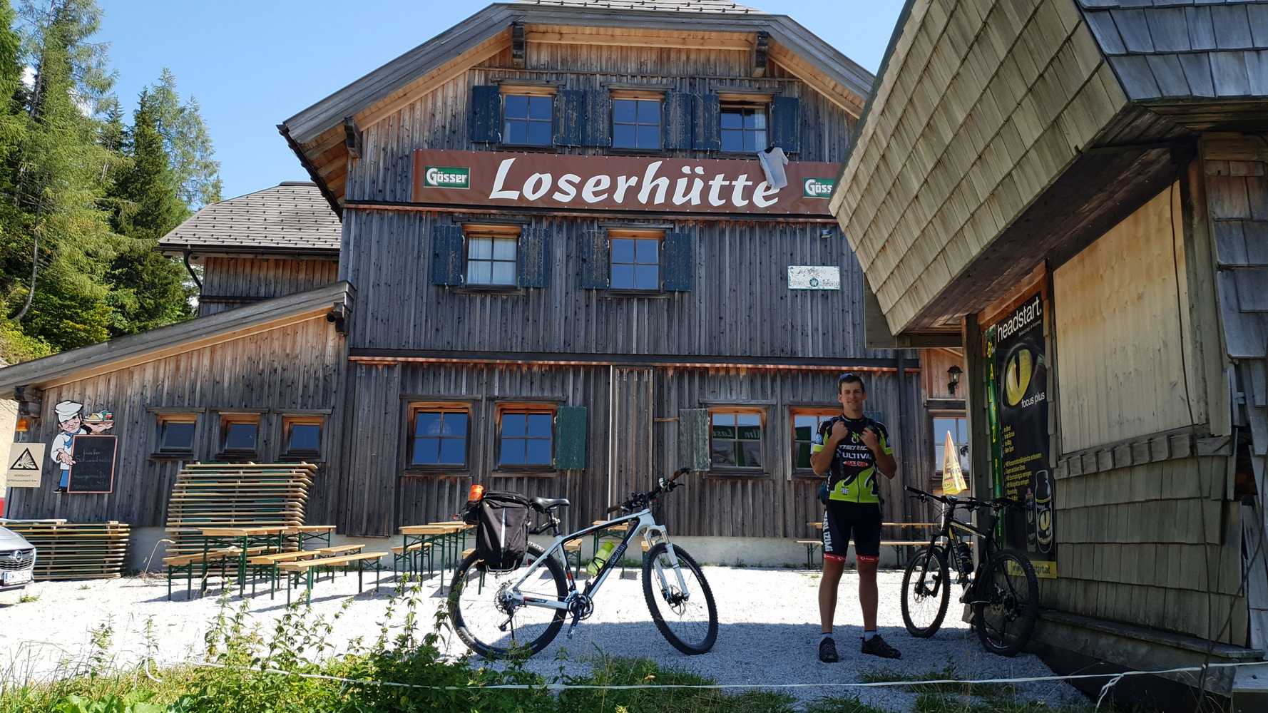 Die Rückseite von Heli`s Loserhütte bietet Schattenplätze zur Abkühlung an diesem sonnigen Ausflugstag
