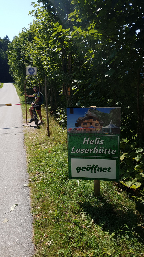 Das Werbeschild für Heli`s Loserhütte kurz vor dem Mautschranken signalisiert schon das sportliche Ziel am Loser