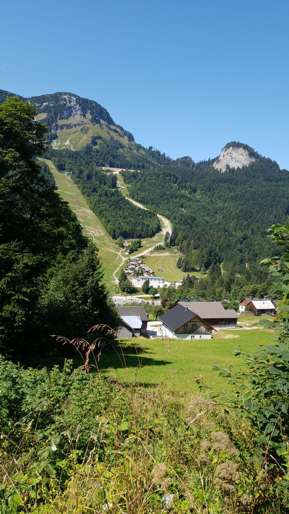 Ein schöner Blick auf das Chaletdorf nahe der Talstation vom Loser-Schigebiet